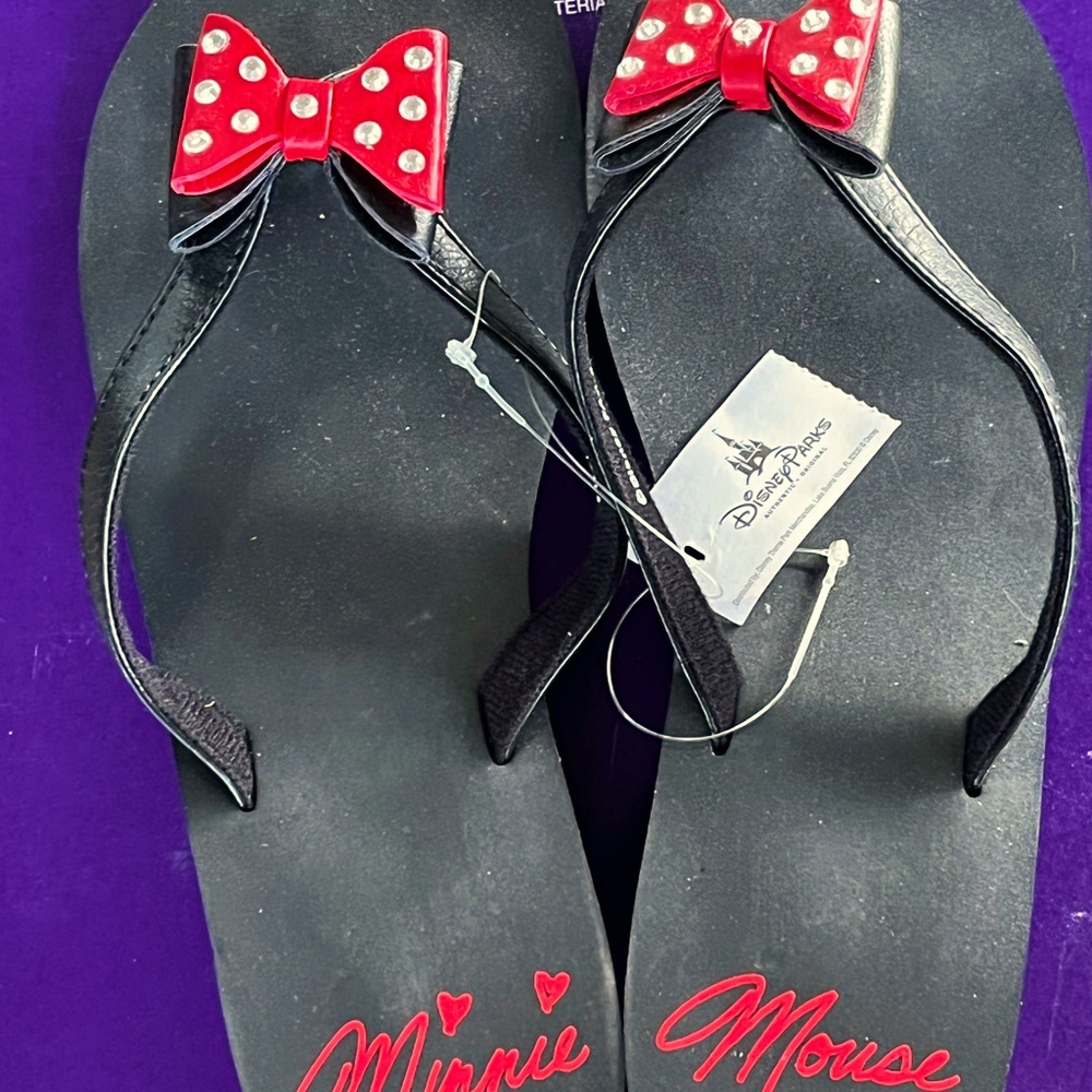 Disney’s Women’s Minnie Mouse red bow ❤️🖤🩴flip flops brand new with tags.